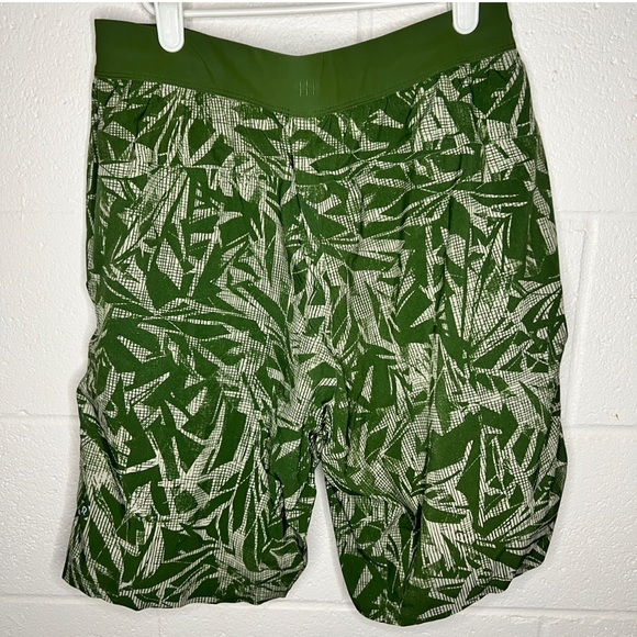 Lululemon T.H.E. Short 9 - Picture 2 of 4